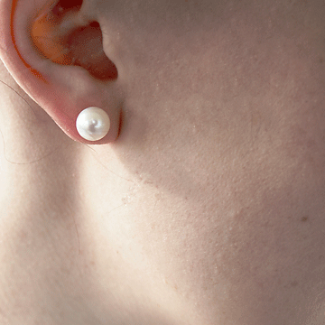 #E3 9.5 mm White freshwater pearl stud earrings