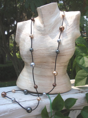 #F132Rubber necklace with shell pearls