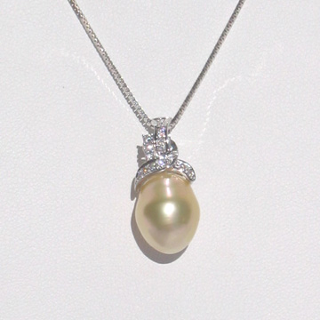 #LU12 Gold South Seas pearl pendant with 18k gold and diamonds